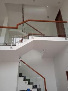 Cầu thang kiếng 64