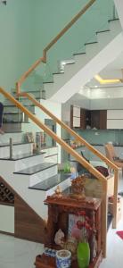 Cầu thang kính Biên Hòa 80