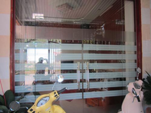 Cửa bản lề sàn